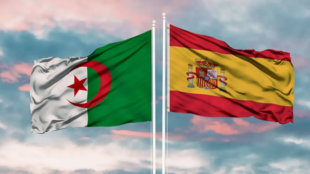 L’Algérie transfère son ambassadeur de Madrid à Paris Drapeaux de l'Algérie et de l'Espagne flottant dans le ciel.
