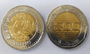 La particularité de cette pièce de deux cents dinars algériens, c’est son look bimétallique. La partie extérieure est une couronne en cuivre arborant une teinte gris comme l’acier, la partie centrale est en bronze entouré d’une couronne d’un ton jaune.