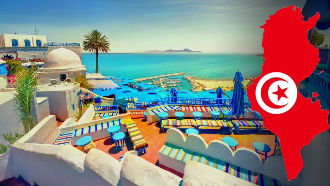 Fouad El Oued donne les raisons de la hausse du prix du voyage en Tunisie Vue de la plage avec chaises longues et parasols en Tunisie.