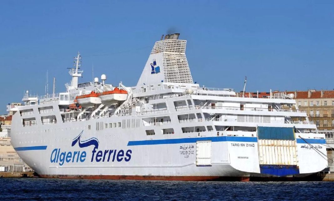 Ferry Algérie Ferries naviguant en Algérie avec logo visible.