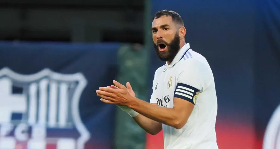 Benzema 2e meilleur buteur du Réal de Madrid derrière Ronaldo Karim Benzema, joueur du Real Madrid, en pleine action sur le terrain.