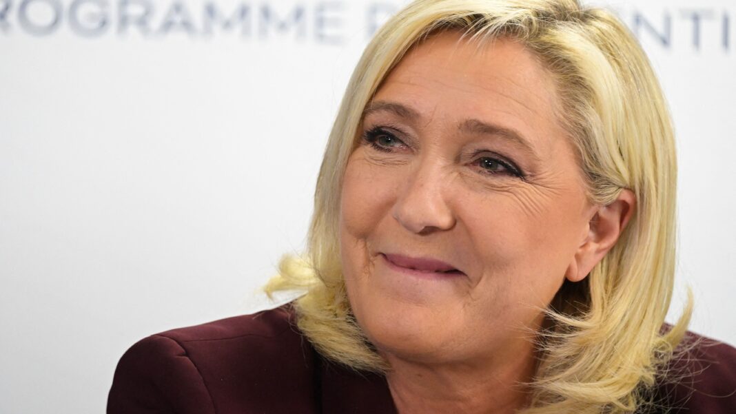 Sosie de Marine Le Pen en tenue de cuisine.