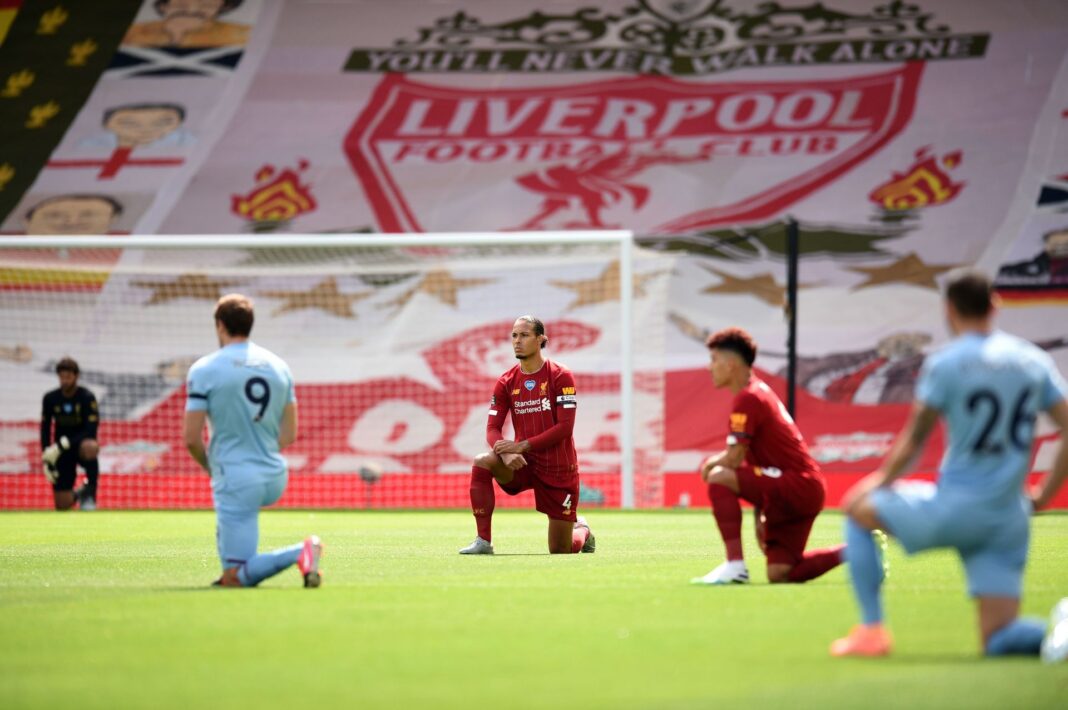Championnat anglais : Plus de genou au sol avant chaque rencontre, découvrez la raison Joueurs de football en prière sur le terrain de Liverpool.