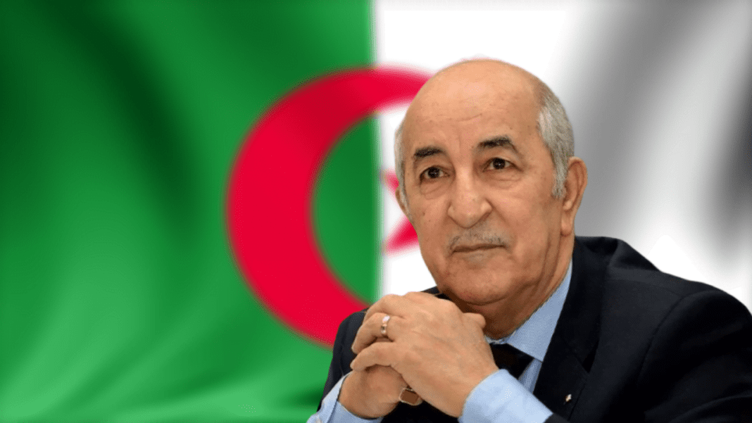 Voici le texte intégral du communiqué du conseil des ministres Homme politique algérien lors du conseil des ministres avec drapeau national en arrière-plan.