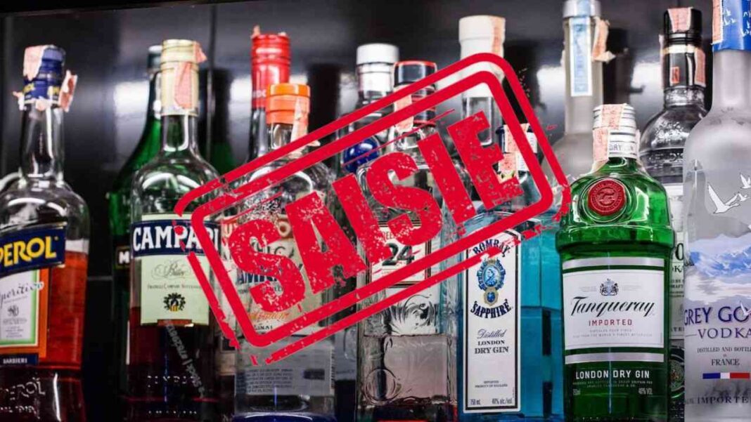 Saisie illégale de boissons alcoolisées Saisie de bouteilles d'alcool dans une boutique ou un entrepôt.