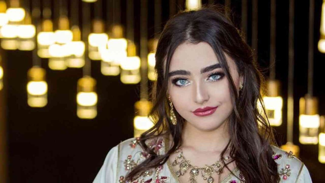 Future Gate : Ines Abdelli encore au tribunal Jeune femme avec maquillage sophistiqué et bijoux élégants.
