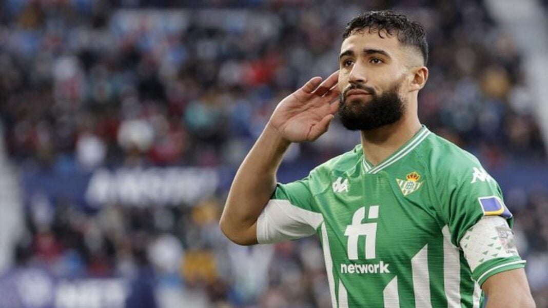 Voici ce qu’a dit Fekir sur l’équipe d’Algérie dans un interview Fekir en tenue verte saluant le public lors d'un match.