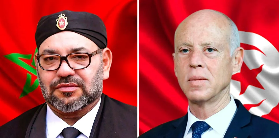 Le Maroc a décidé de punir la Tunisie suite à l’Affaire du TICAD Deux dirigeants politiques avec drapeaux nationalistes en arrière-plan.