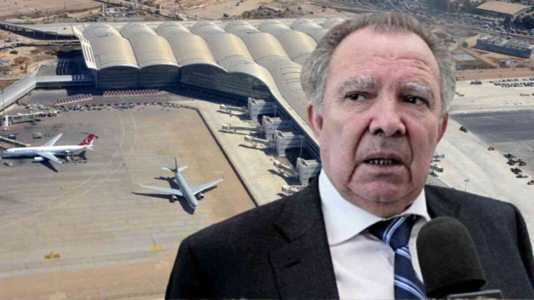 Homme d'affaires devant l'aéroport d'Alger, en lien avec une affaire judiciaire.