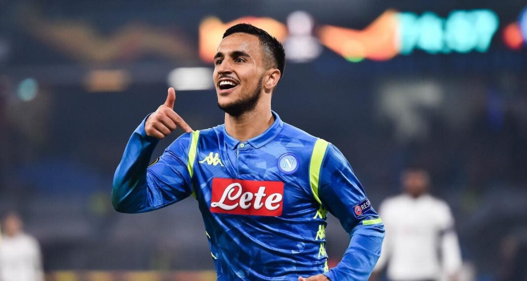 Mercato : Adam Ounas proche de signer à Lecce Adam Ounas célèbre lors d'un match de football avec SSC Naples.