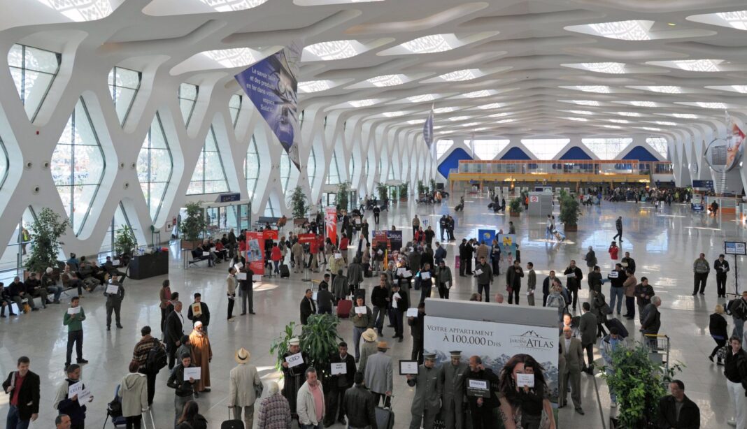 Aéroport marocain en pleine activité Aéroport marocain avec passagers et personnel dans le terminal.