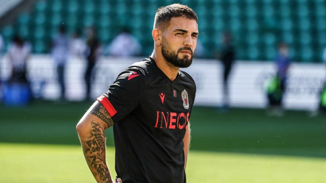 Algérie : Discussion avec Belmadi, Delort confirme Footballeur algérien en tenue noire sur le terrain.
