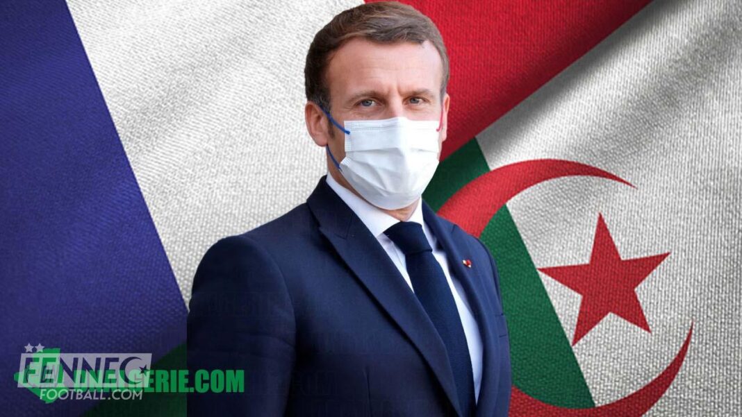 Macron souhaite un match amical entre l’Algérie et la France Emmanuel Macron avec masque devant drapeau algérien et français.