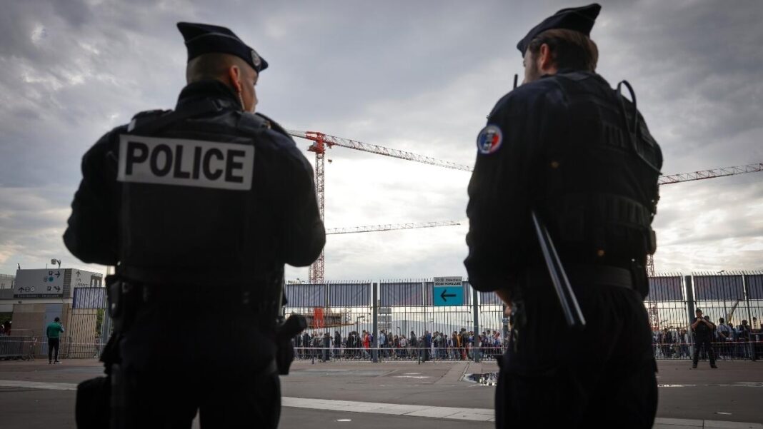 Policiers en service lors d'une opération de sécurité.