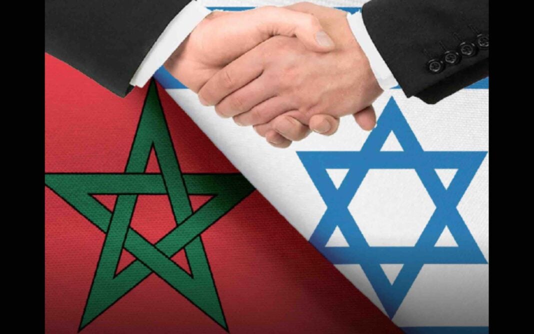 Poignée de main entre représentants du Maroc et d'Israël.