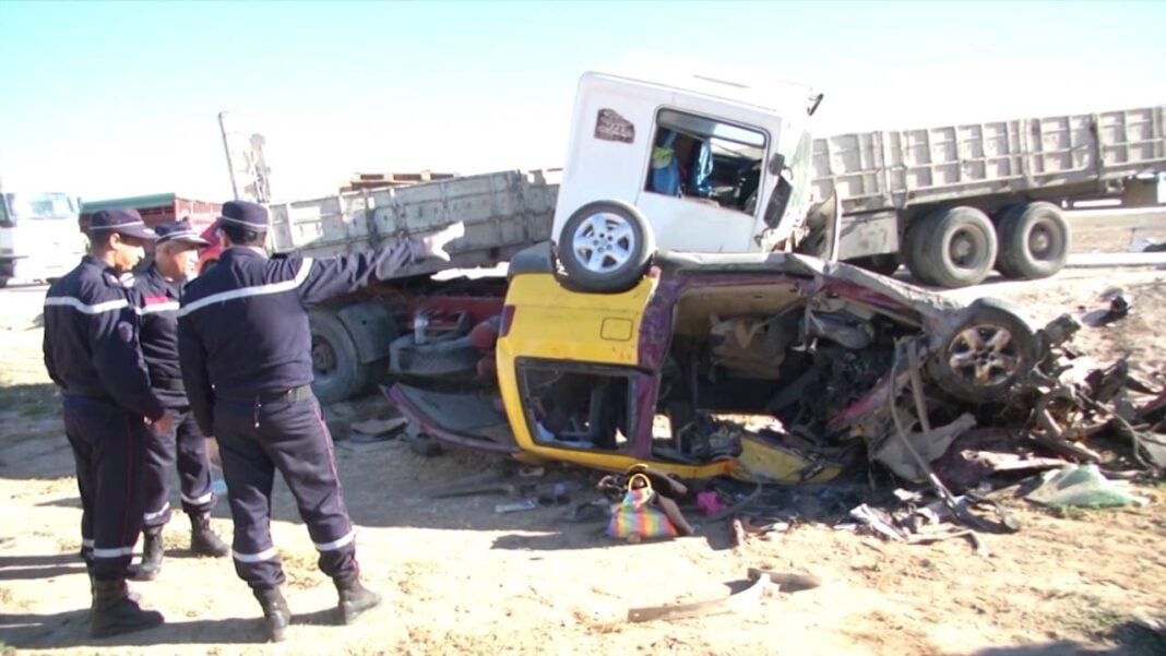 Accident grave sur l'autoroute Est-Ouest Camion accidenté avec plusieurs policiers sur la scène de l'accident.
