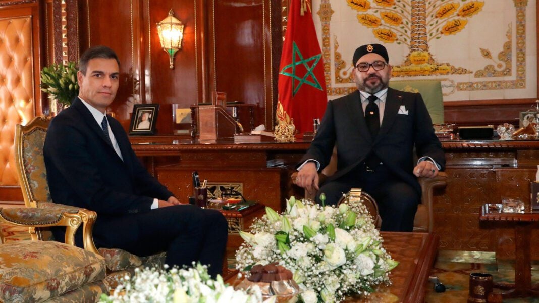 Le Maroc et l’Espagne de Pedro Sanchez dévoilent leurs plans « sombre » contre… Deux hommes en costume dans un bureau marocain traditionnel.