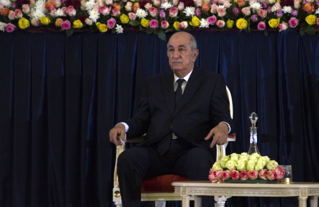 Urgent, Carnet noir: le Chef de l’Etat Tebboune est….. Le président Tebboune assis lors d'une cérémonie officielle avec décor floral.