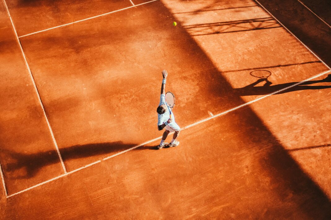 Coupe Davis -2e journée: l’Algérie et la Namibie se neutralisent Joueur de tennis sur court en terre battue avec ombres.