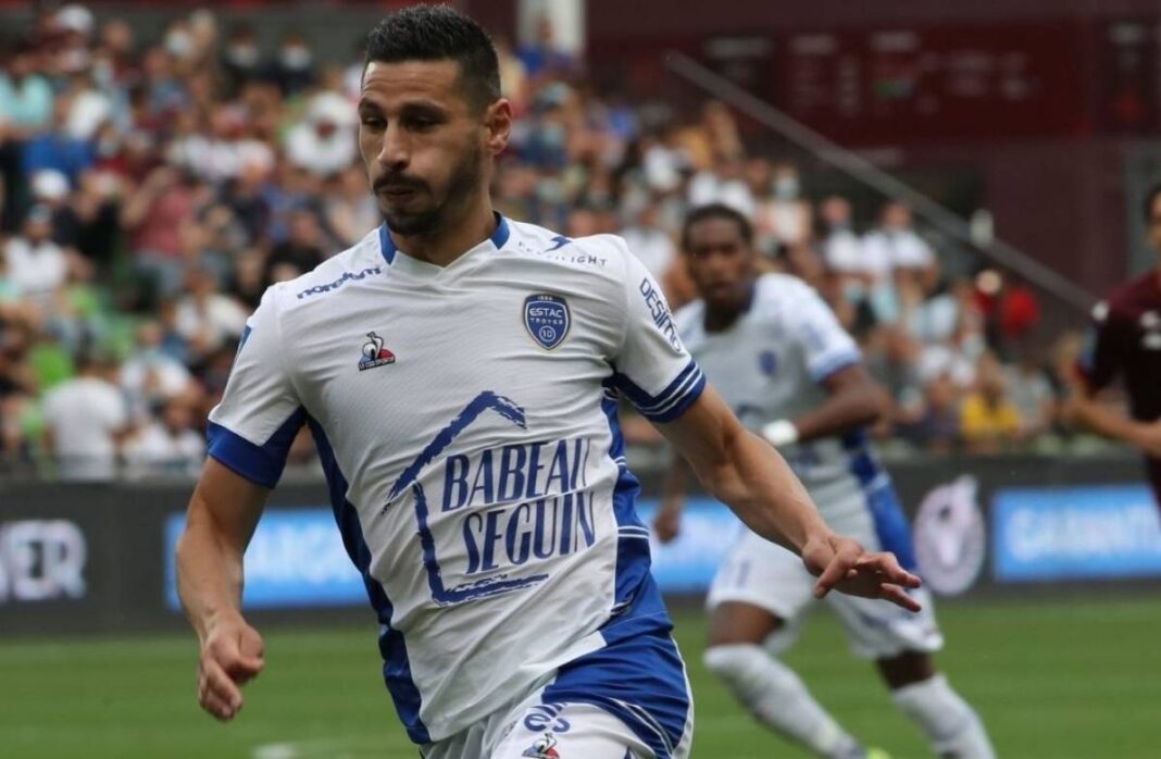 Ajaccio : le tunisien Touzghar va signer ! Footballeur en action portant un maillot blanc et bleu.