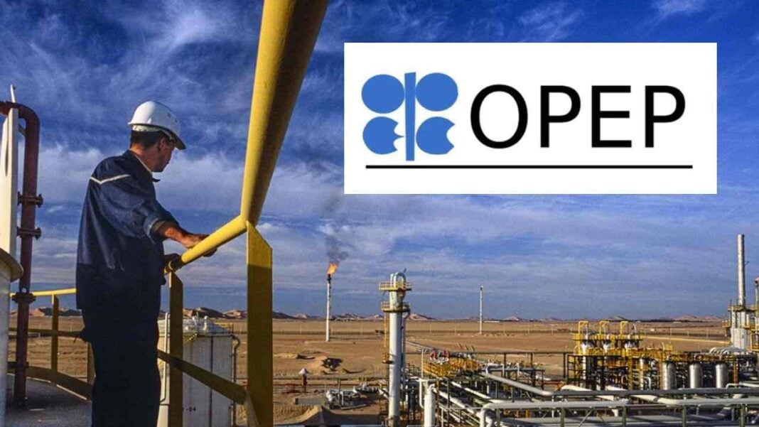 Pétrole: L’Algérie augmente sa production Ingénieur surveillant la plateforme pétrolière en Algérie.