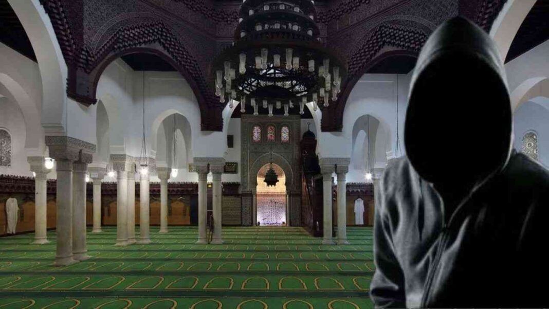 Algérie : voleur de la caisse de Zakât capturé par les caméras de surveillance de la mosquée (vidéo) Silhouette d'un voleur dans une mosquée, caméras de surveillance visibles.