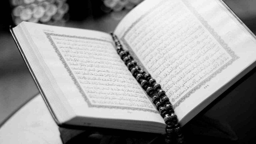 Voici le montant du Nissâb fixé par le ministère des Affaires religieuses Waqfs pour la Zakât de 2022 Coran ouvert avec un chapelet sur la page.