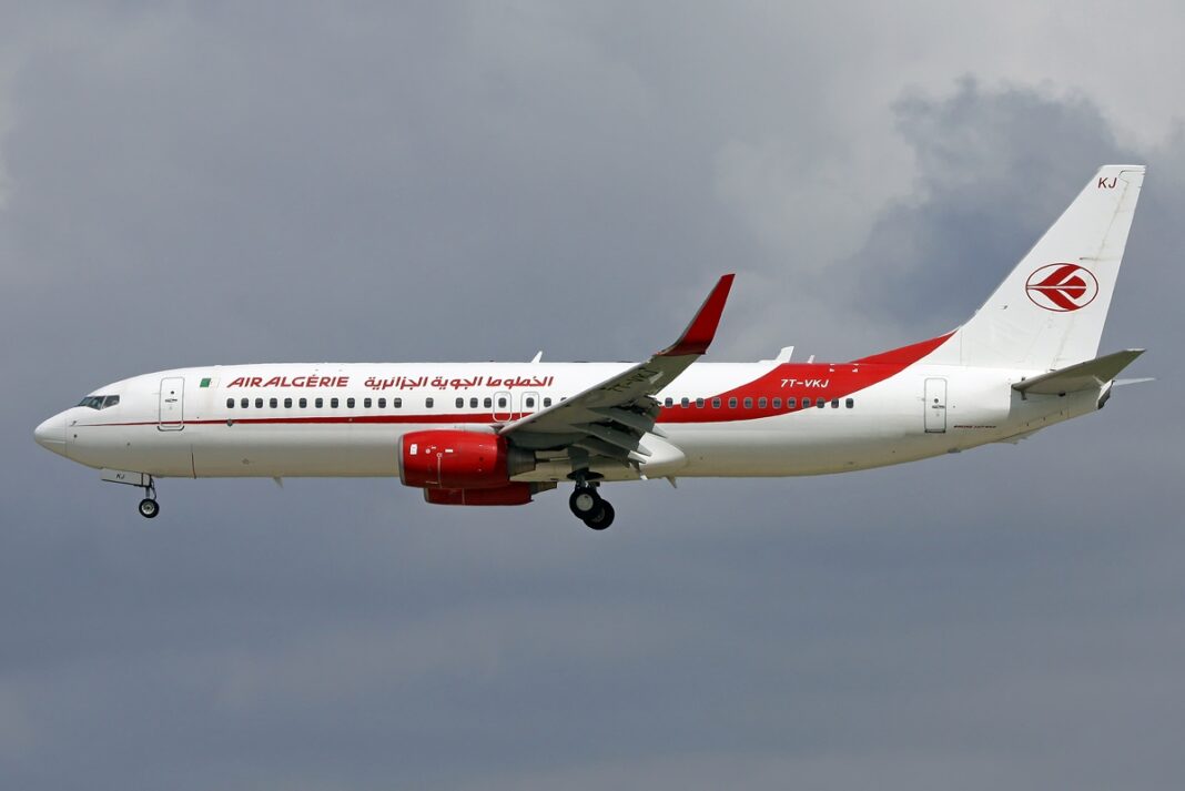 Skytrax : Découvrez la note d’Air Algérie Avion d'Air Algérie en vol dans un ciel nuageux.