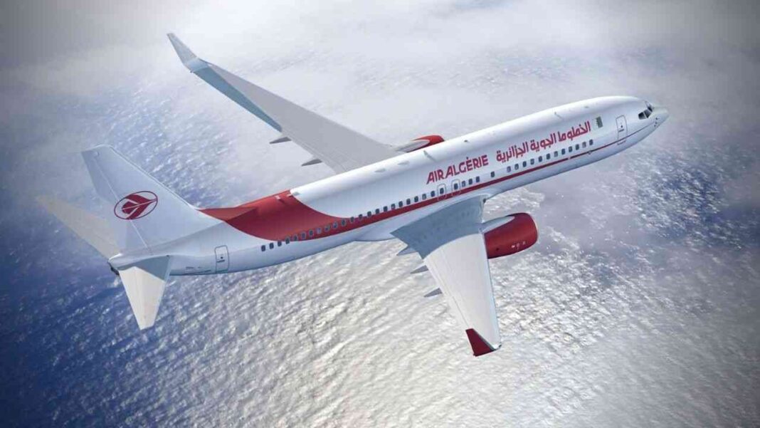 Avion Air Algérie survolant l'océan avec logo visible.