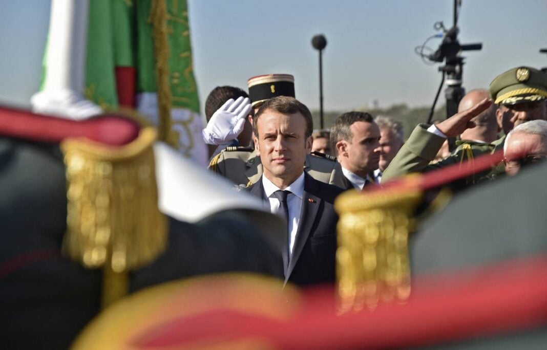 Que retenir de la visite de Macron en Algérie Emmanuel Macron lors d'une cérémonie militaire à Alger.