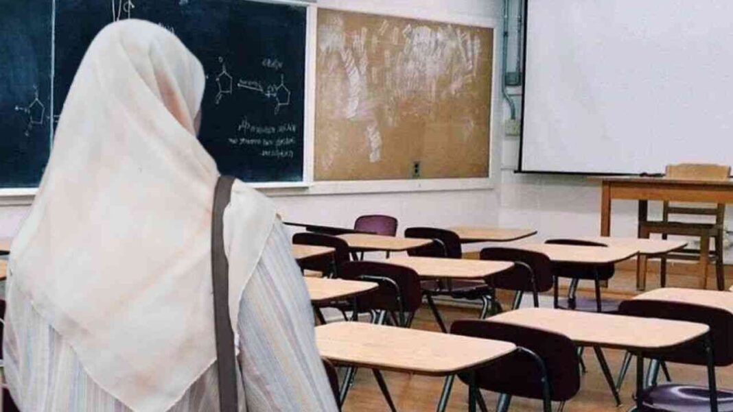 Rentrée scolaire : fin du suspens Salle de classe vide avec tableau noir et chaises.