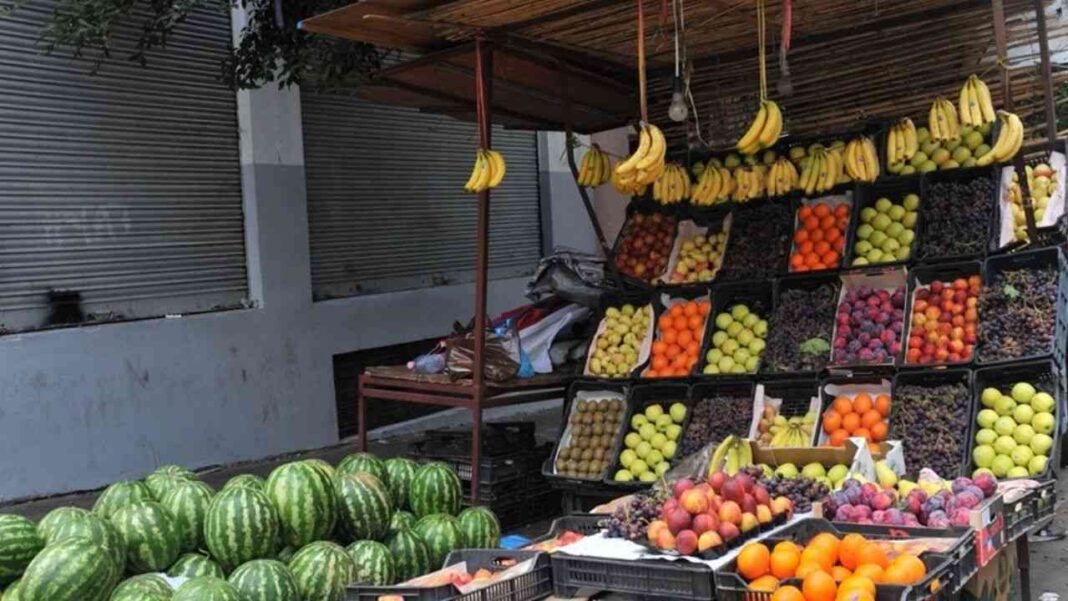 Vente de fruits frais, melons, pommes, oranges et bananes en Algérie.