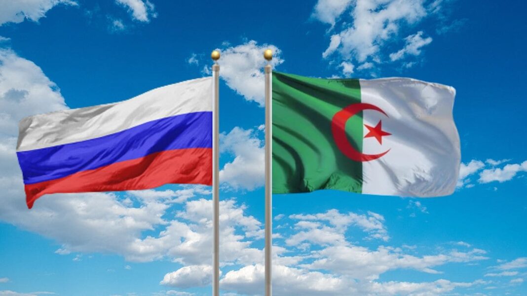 L’Etat-major de l’Algérie reçoit un responsable russe Drapeaux de la Russie et de l'Algérie flottant dans le ciel.