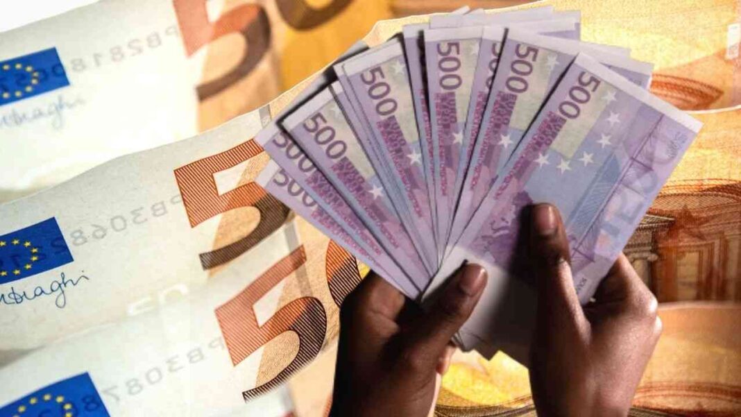 Cours Euro Dinar en Algérie – Stabilité sur le Marché Noir le 13 Janvier 2024 Main tenant des billets de 500 euros, monnaie européenne.