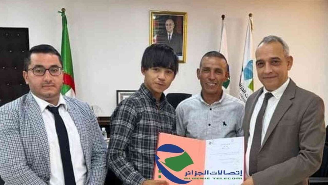 Algérie Télécom: Abdelkader Mouaz prouve encore son talent Quatre hommes en réunion avec documents officiels et drapeaux algériens.