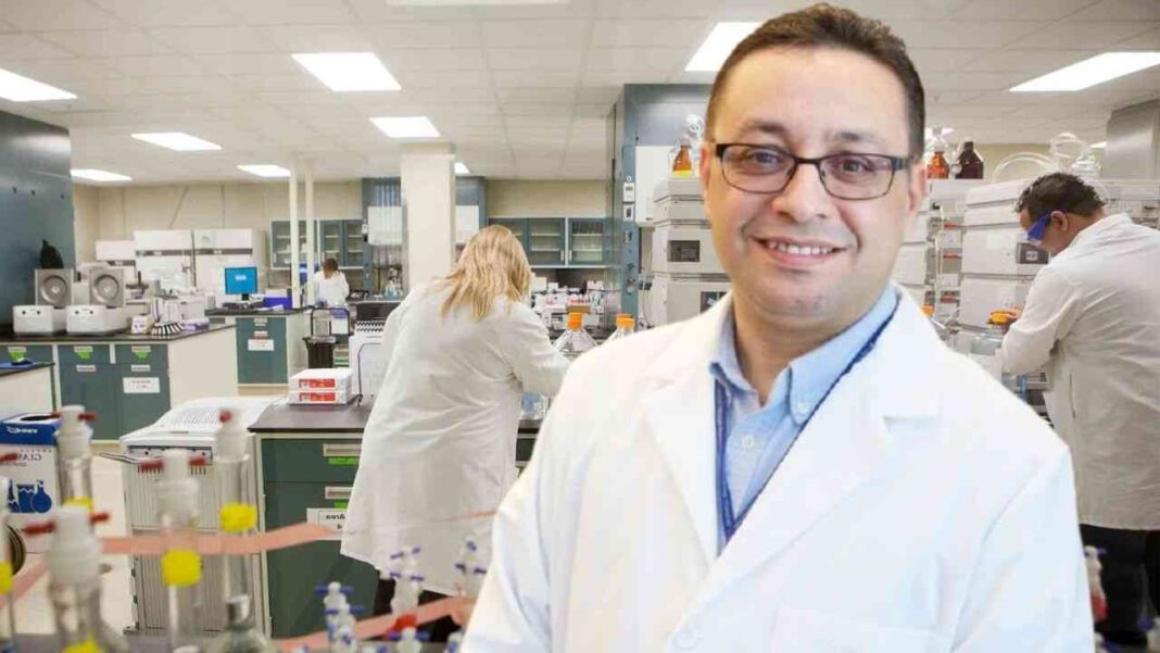 Médecin algérien dans un laboratoire de recherche scientifique.