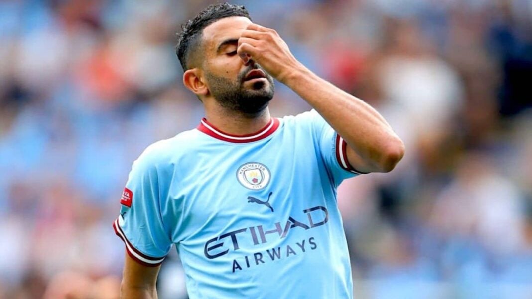 Urgent, Mahrez convoqué par la justice britannique à cause de … Riyad Mahrez avec le maillot de Manchester City, visage frustré.