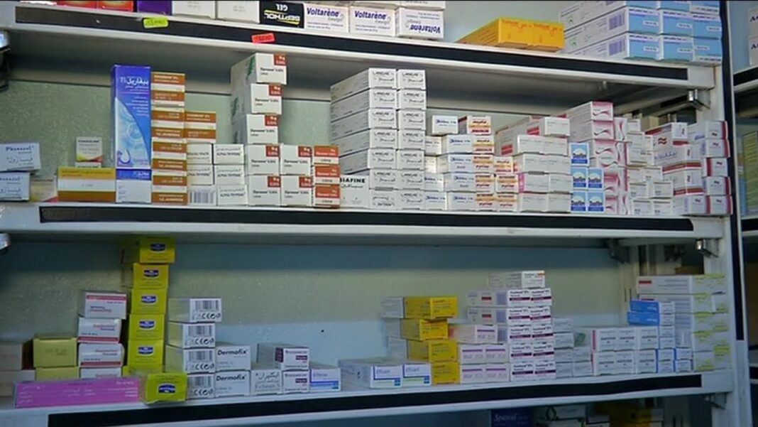 Pénurie de médicaments dans les pharmacies Stock de médicaments en pharmacie, pénurie visible.