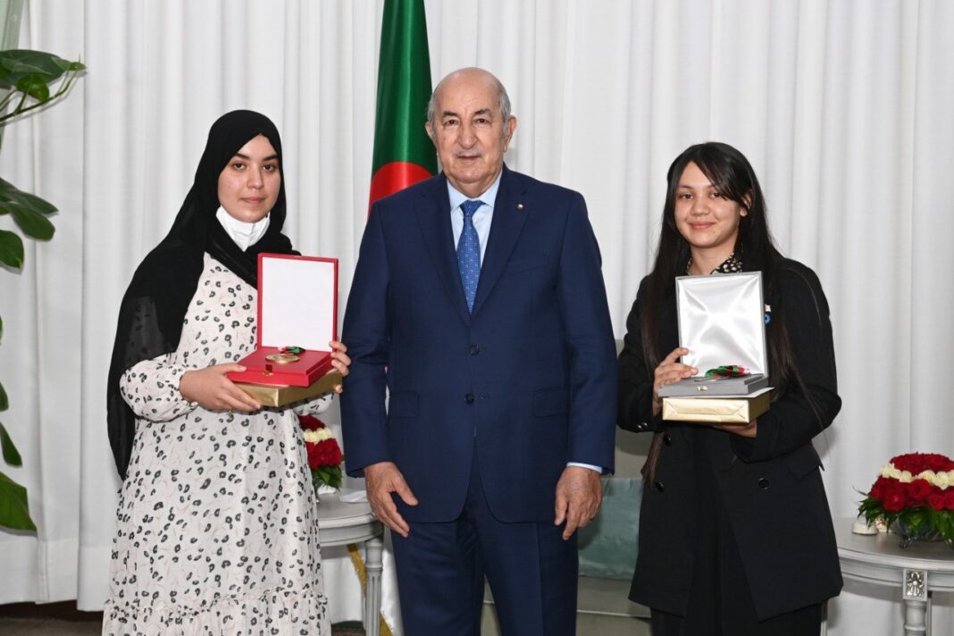 Bac 2022 : Les deux premières lauréates récompensées par le Chef de l’Etat Tebboune Deux jeunes lauréates du Bac 2022 recevant des récompenses du président Tebboune.
