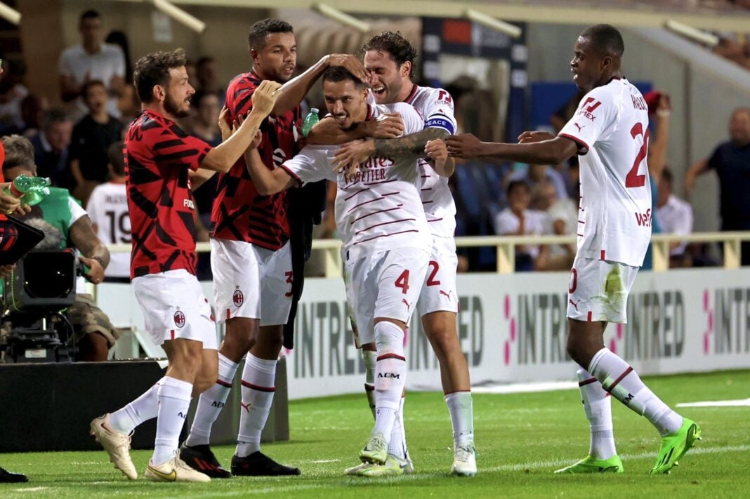 Serie A : Bennacer ouvre son compteur but et sauve le Milan AC Joueurs de Milan AC célébrant un but lors d'un match de Serie A.