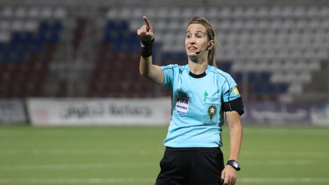 Arbitre féminine en action lors d'un match FIFA U17.