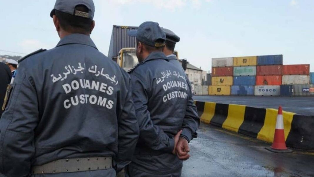 Port d’Alger : d’importantes saisies effectuées, diouls, flan, huile d’olive…. Agents de la douane algérienne lors d'une saisie au port d'Alger.