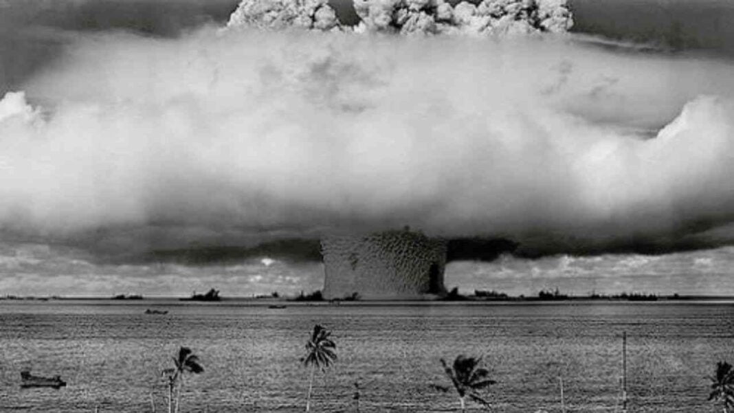 Explosion nucléaire historique Nuage de explosion nucléaire en noir et blanc.