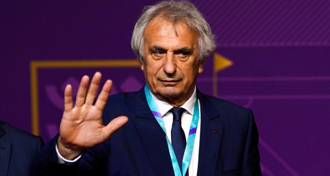 Maroc : l’entraîneur Halilhodzic serait remercié L'entraîneur Halilhodzic fait un geste lors d'une conférence.