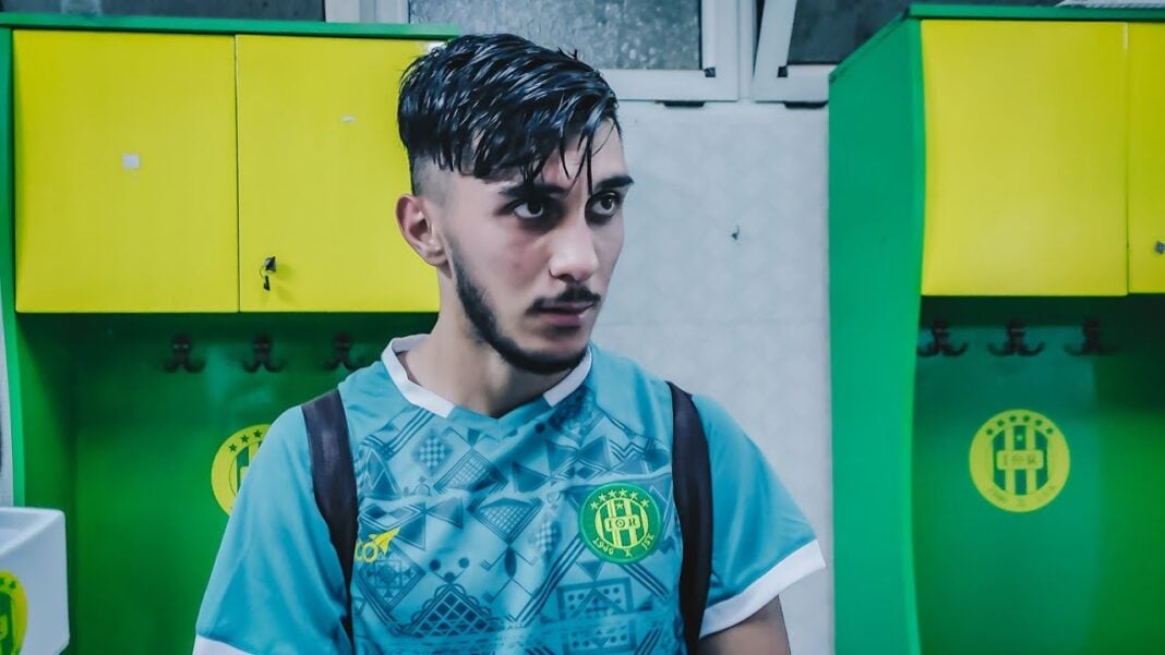 Hodeifa Arfi : Coup dur pour la JSK ! Hodeifa Arfi joueur de football en action, portant le maillot de la JSK.