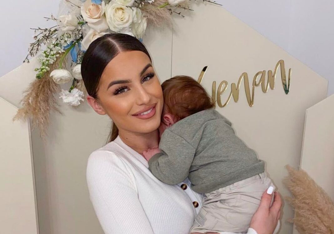 La starlette Kamila livre ses vérités Kamila avec son bébé lors d'un événement, sourire et tendresse.