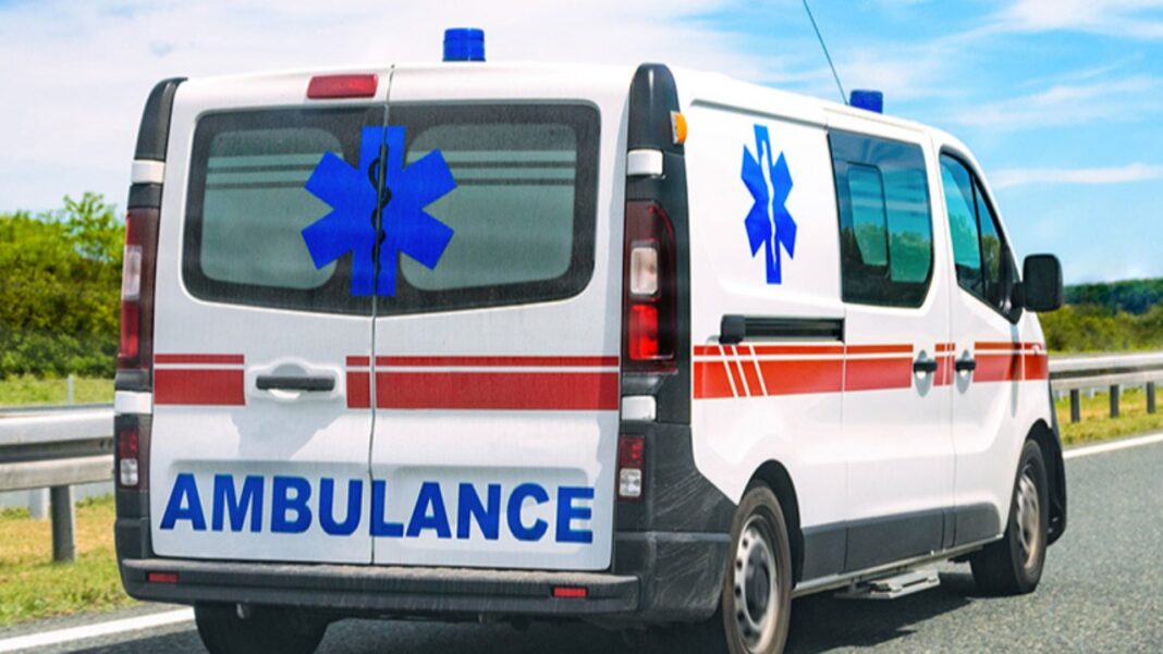 Alger: Une jeune femme sauvée par les pompiers d’un… Ambulance blanche avec symbole médical sur la route en Algérie.