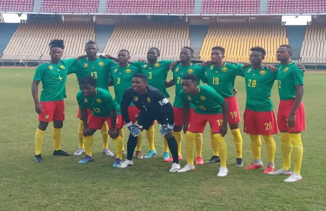 Replays du Match Algérie Cameroun: Vers un forfait de l’équipe Camerounaise Groupe de joueurs camerounais en tenue de match sur le terrain.