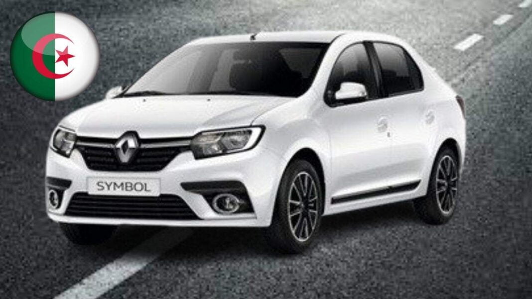 Voiture Renault symbol blanche sur route en Algérie avec drapeau algérien.