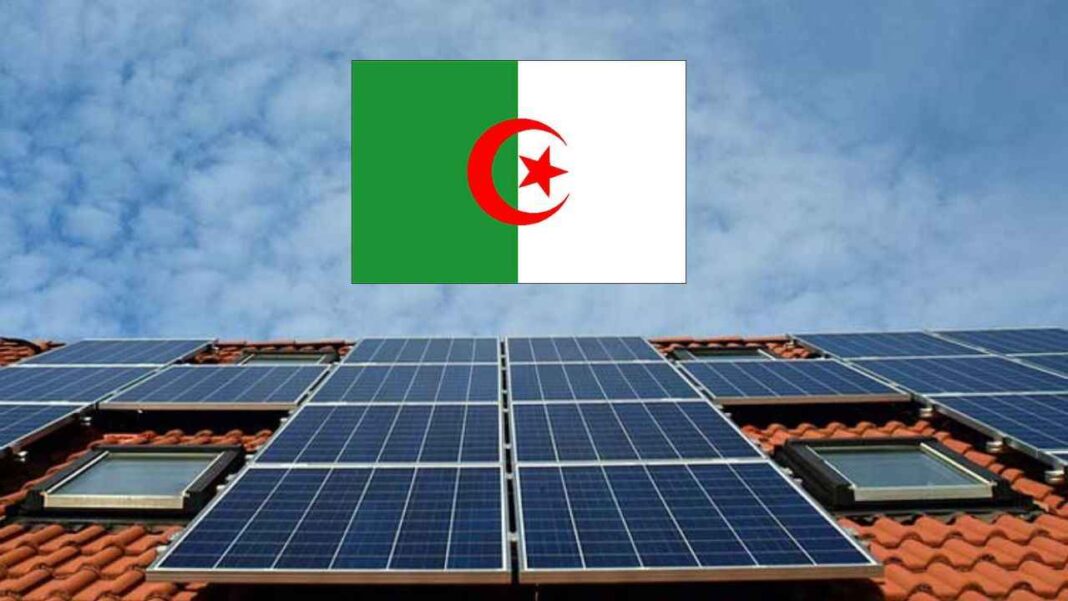 Énergies renouvelables: Voici le classement de l’Algérie parmi les pays arabes Installation de panneaux solaires sur un toit en Algérie avec drapeau national.